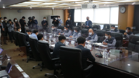 회생절차에 돌입한 쌍용자동차의 경영 정상화를 위해 쌍용자동차 노사 및 지역구 국회의원, 경기도, 평택시가 머리를 맞댔다. 사진은 쌍용자동차 경영정상화를 위해 21일 쌍용자동차 평택공장에 이해관계자들이 모여 간담회를 진행하고 있는 모습. <이상현 기자>